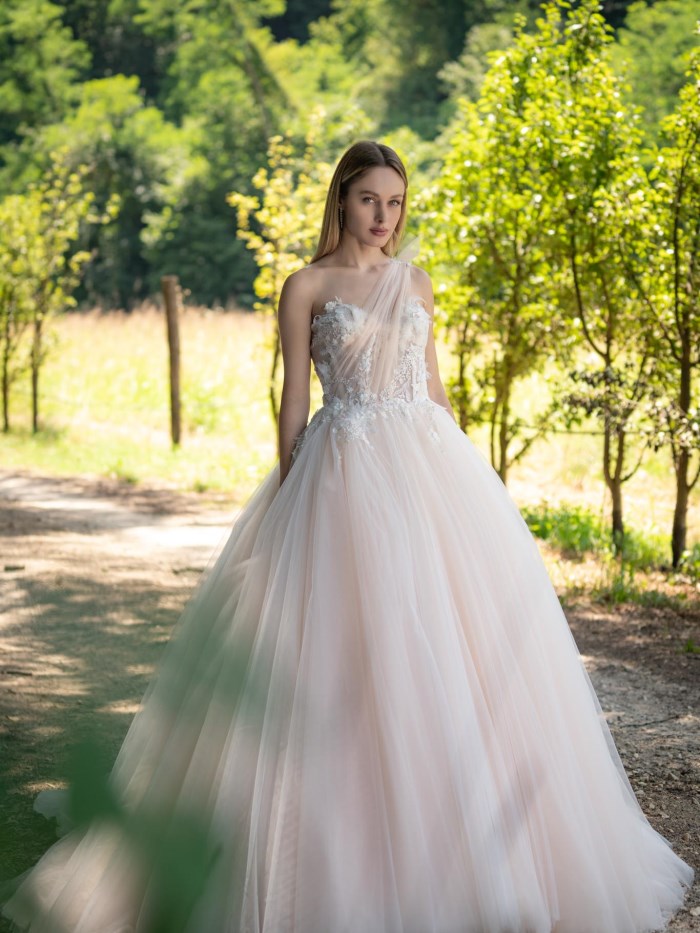 Magnani Bridal Couture - Magnani Bridal couture  BC 227